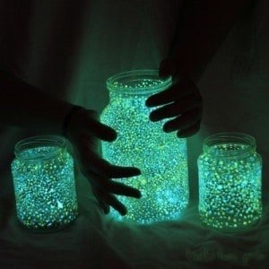 święcące słoiki, lampiony ze słoik&oacute;w, słoiki malowane farbą fluorescencyjną, słoiki święcące w ciemności 