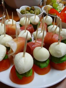 Przepis na koreczki z mozzarellą koreczki mozarela, koreczki z mozarellą,przepis na koreczki, koreczki na przyjecia