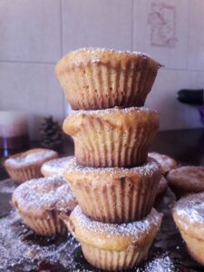 Smaczne muffinki na słodko, pięknie udekorowane pudrem cukru, idealne do kawy.