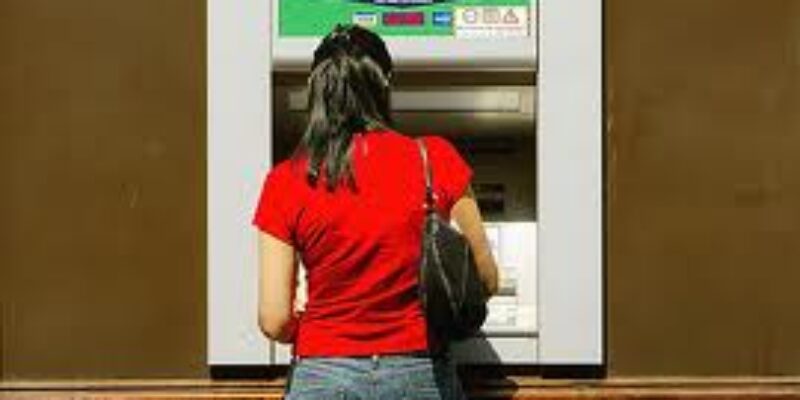 Jak bezpiecznie korzystać z bankomatu?