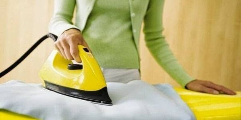 Plamy po przypaleniu żelazkiem – jak uratować materiał?