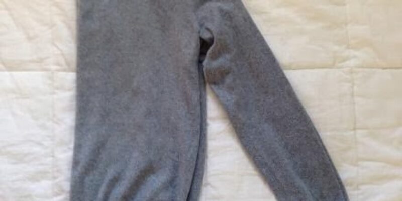 Jak powiesić sweter na wieszaku, żeby się nie rozciągnął