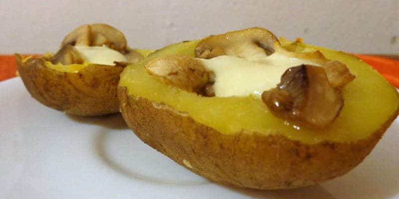 Ziemiaczane łódeczki z pieczarkami i mozzarellą